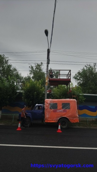 В Краматорске под дождем покрасили столбы