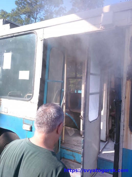 В Краматорске возле Полицейского управления горел ...